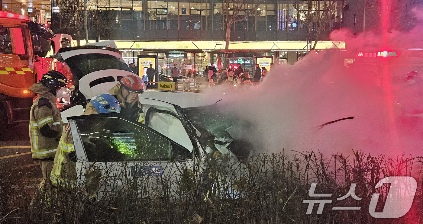 (서울=뉴스1) 박동해 기자 = 2일 오후 6시쯤 서울 지하철 1호선 종각역 인근에서 택시가 인도로 돌진해 횡단보도에서 신호 대기 중이던 시민들을 들이받는 사고가 발생했다.이 사고 …