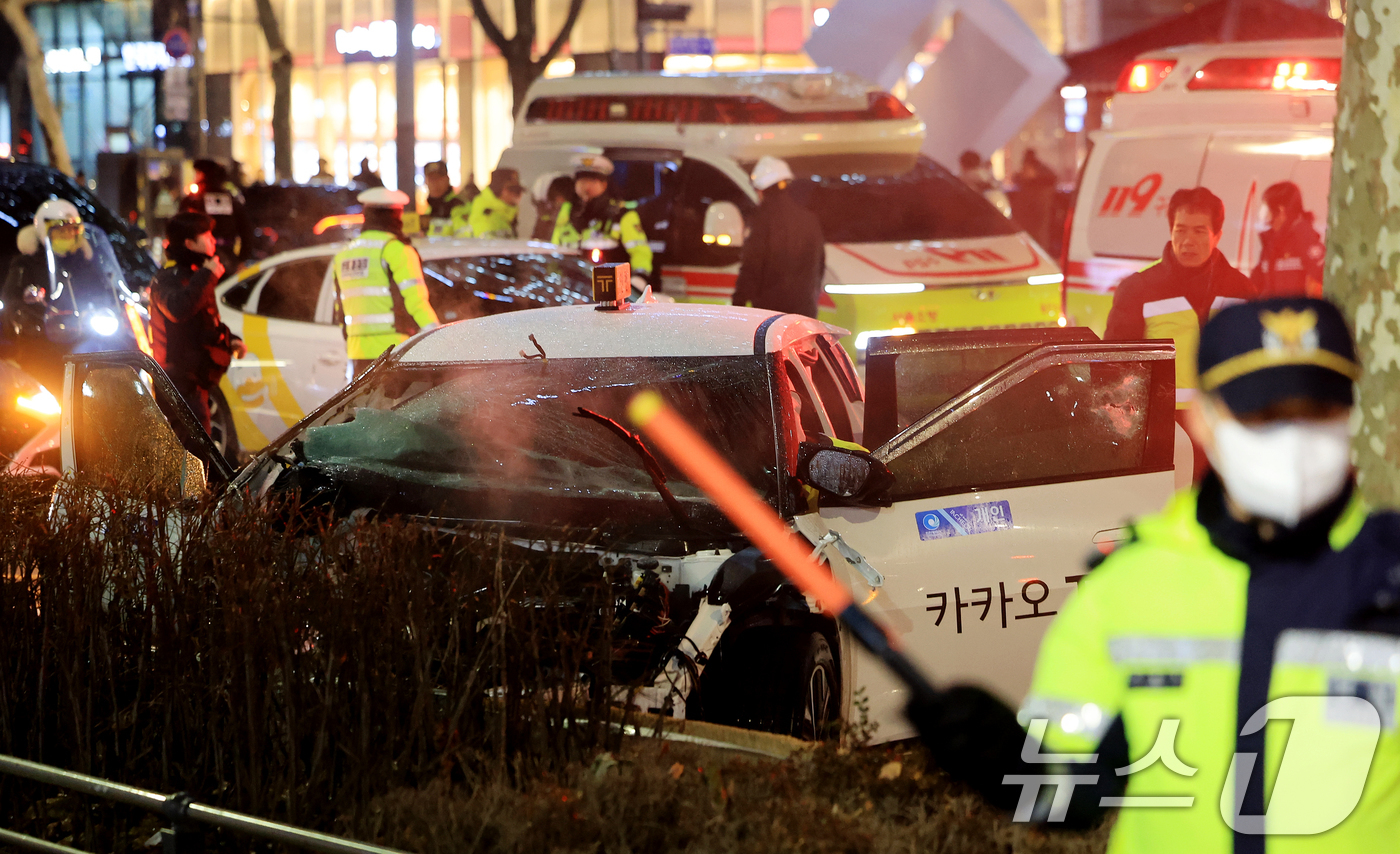 (서울=뉴스1) 이호윤 기자 = 2일 오후 6시쯤 서울 지하철 1호선 종각역 인근에서 택시가 인도로 돌진해 횡단보도에서 신호 대기 중이던 시민들을 들이받는 사고가 발생했다.이 사고 …