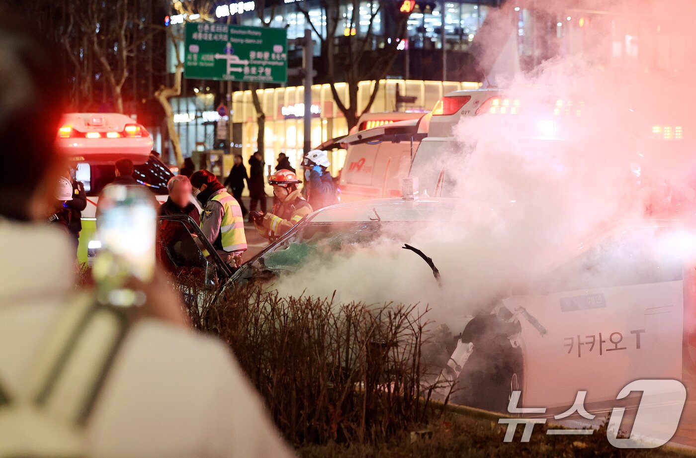 본문 이미지 - 2일 오후 6시쯤 서울 지하철 1호선 종각역 인근에서 택시가 인도로 돌진해 횡단보도에서 신호 대기 중이던 시민들을 들이받는 사고가 발생했다. 이 사고로 외국인 5명을 포함해 9명의 시민이 중경상을 입었으며, 이 중 40대 한국인 여성 1명은 심정지 상태로 발견돼 인근 병원으로 이송됐으나 끝내 사망했다. 현재 소방 당국과 경찰은 정확한 사고 경위 등을 파악하고 있다. 2026.1.2/뉴스1 ⓒ News1 이호윤 기자
