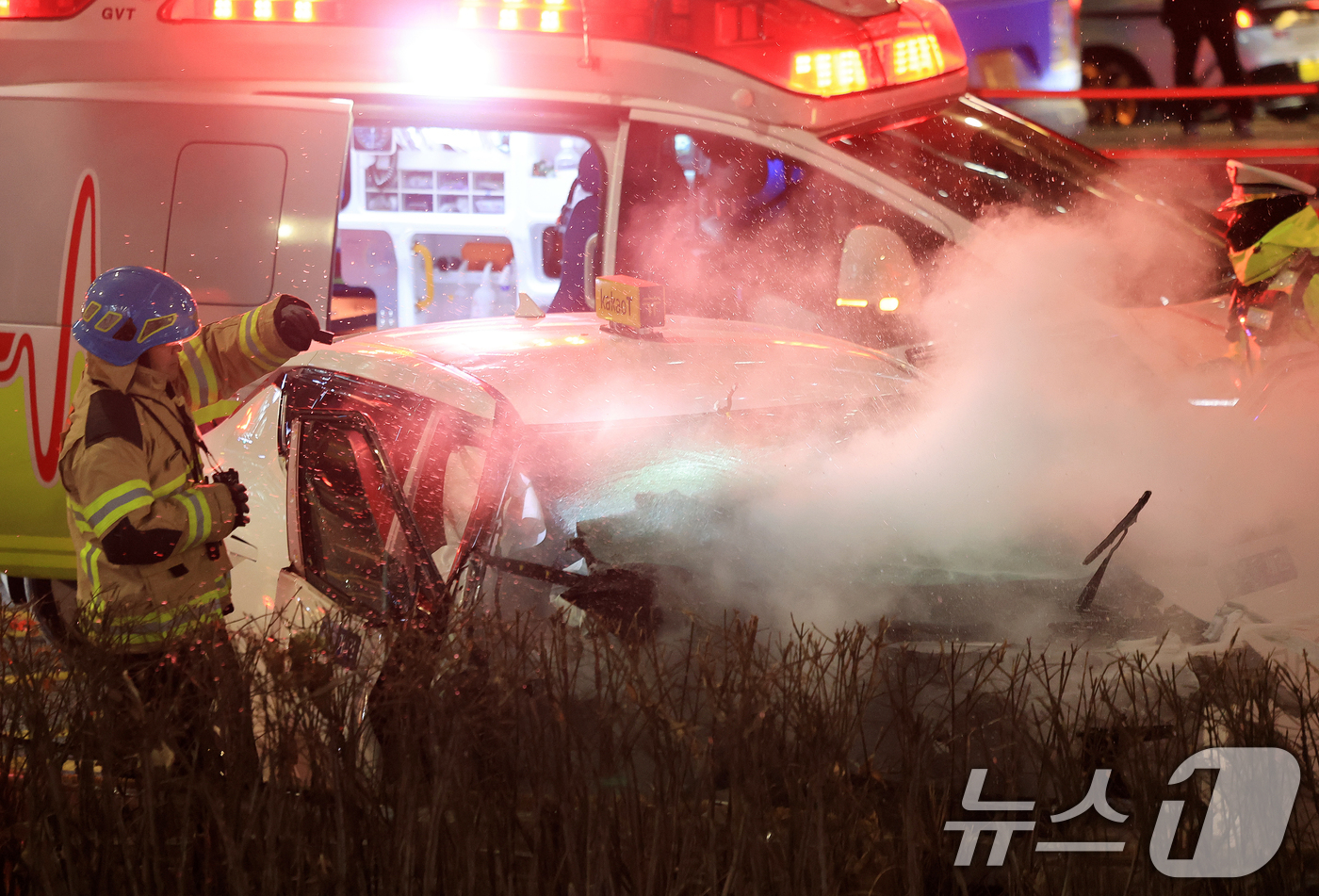 (서울=뉴스1) 이호윤 기자 = 2일 오후 6시쯤 서울 지하철 1호선 종각역 인근에서 택시가 인도로 돌진해 횡단보도에서 신호 대기 중이던 시민들을 들이받는 사고가 발생했다.이 사고 …