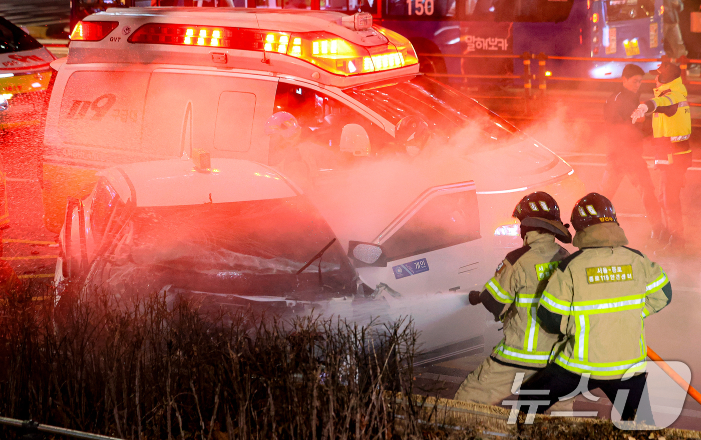 (서울=뉴스1) 이호윤 기자 = 2일 오후 6시쯤 서울 지하철 1호선 종각역 인근에서 택시가 인도로 돌진해 횡단보도에서 신호 대기 중이던 시민들을 들이받는 사고가 발생했다.이 사고 …