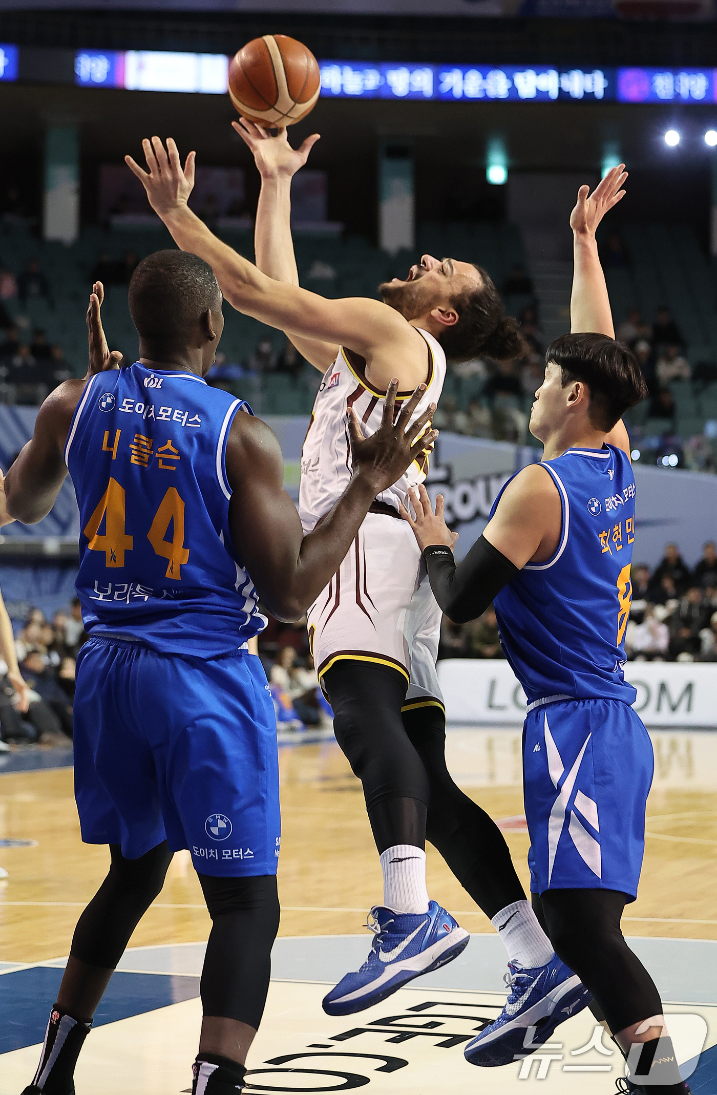 (서울=뉴스1) 김진환 기자 = 2일 오후 서울 송파구 잠실 잠실실내체육관에서 열린 2025-2026 LG전자 프로농구 정규리그 서울 삼성 썬더스와 창원 LG 세이커스의 경기, 1 …