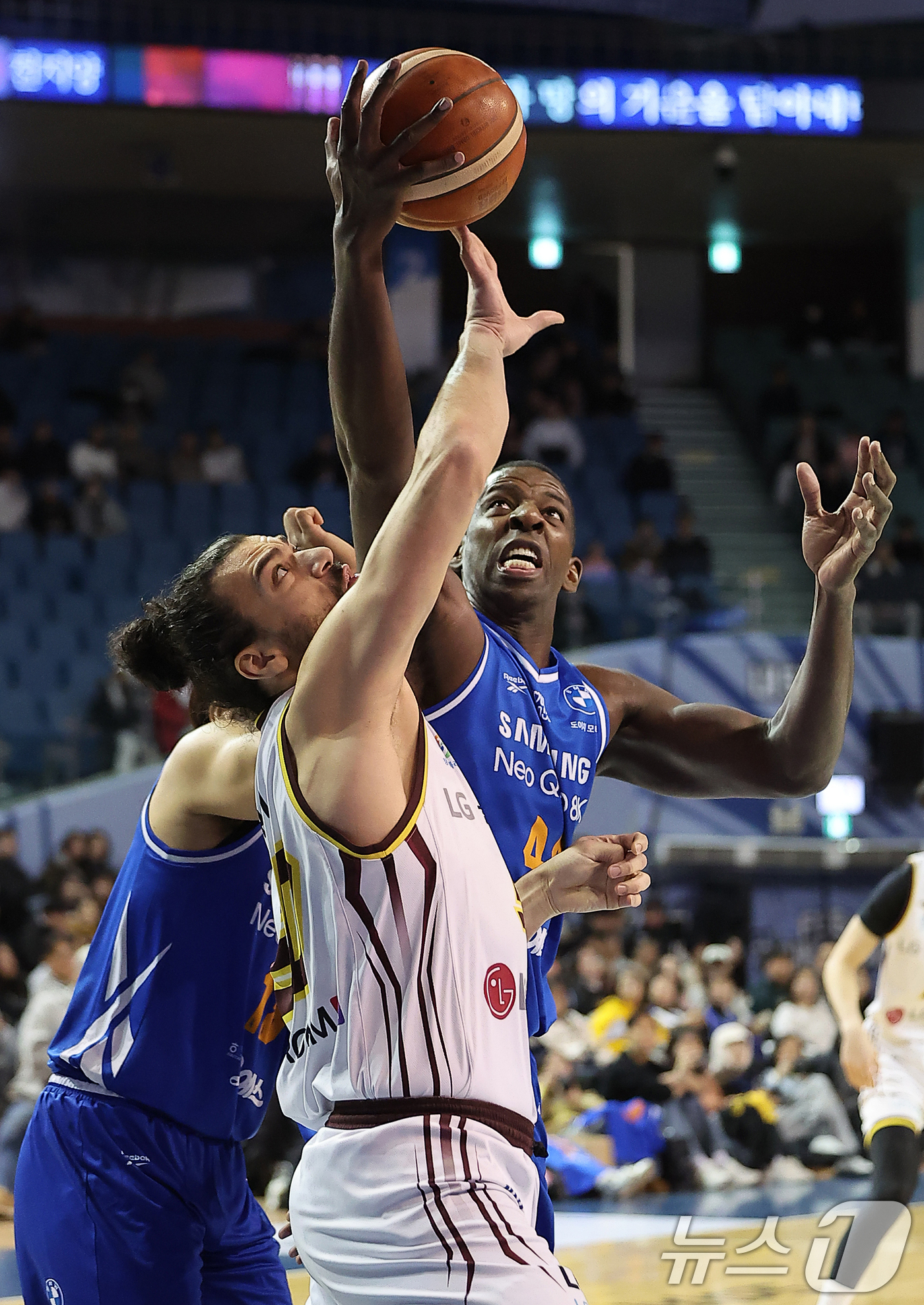 (서울=뉴스1) 김진환 기자 = 2일 오후 서울 송파구 잠실 잠실실내체육관에서 열린 2025-2026 LG전자 프로농구 정규리그 서울 삼성 썬더스와 창원 LG 세이커스의 경기, 1 …