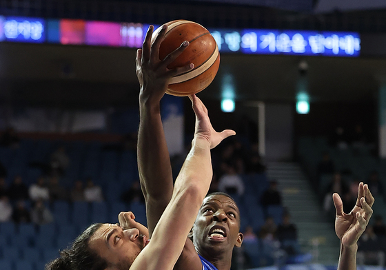 마레이·니콜슨 '치열한 리바운드'