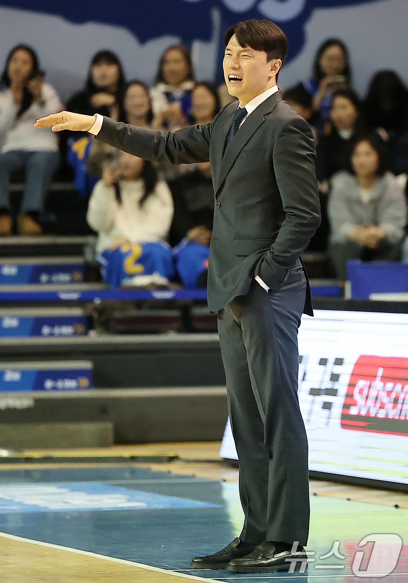 (서울=뉴스1) 김진환 기자 = 2일 오후 서울 송파구 잠실 잠실실내체육관에서 열린 2025-2026 LG전자 프로농구 정규리그 서울 삼성 썬더스와 창원 LG 세이커스의 경기, 1 …