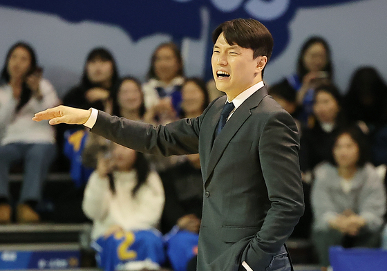 작전 지시하는 김효범 감독