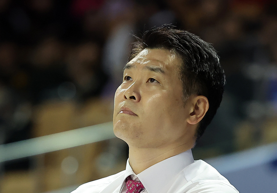 경기 지켜보는 조상현 감독