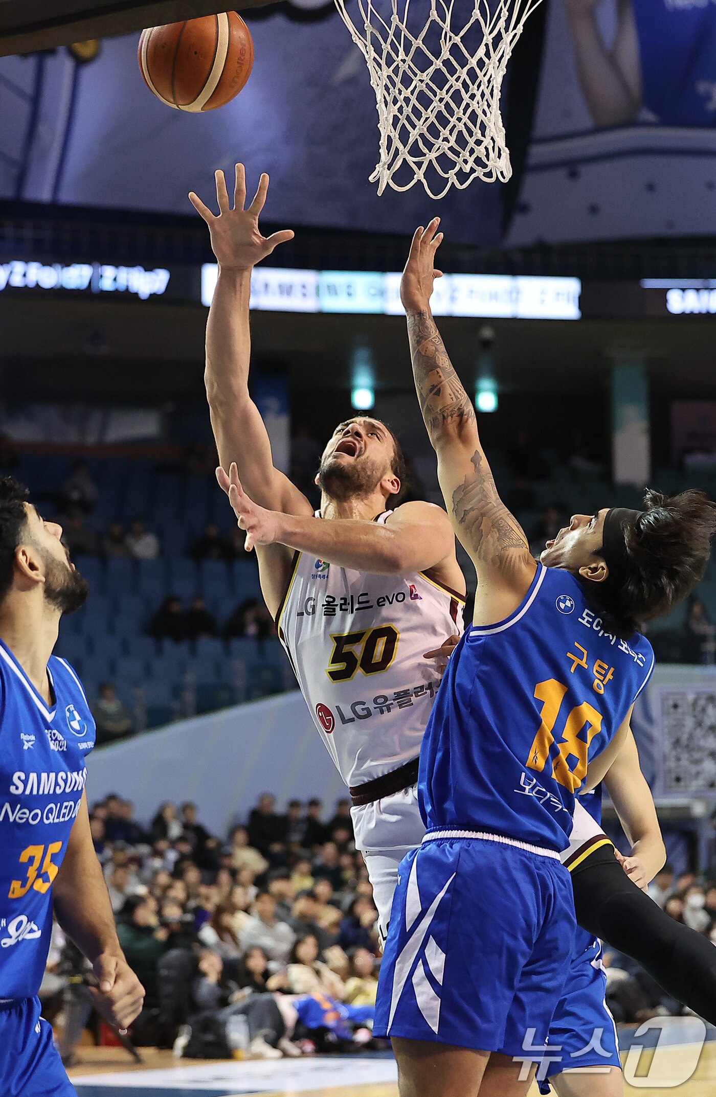 본문 이미지 - 2일 오후 서울 송파구 잠실 잠실실내체육관에서 열린 2025-2026 LG전자 프로농구 정규리그 서울 삼성 썬더스와 창원 LG 세이커스의 경기, 1쿼터 창원 LG 마레이가 골밑슛을 하고 있다. 2026.1.2 ⓒ 뉴스1 김진환 기자