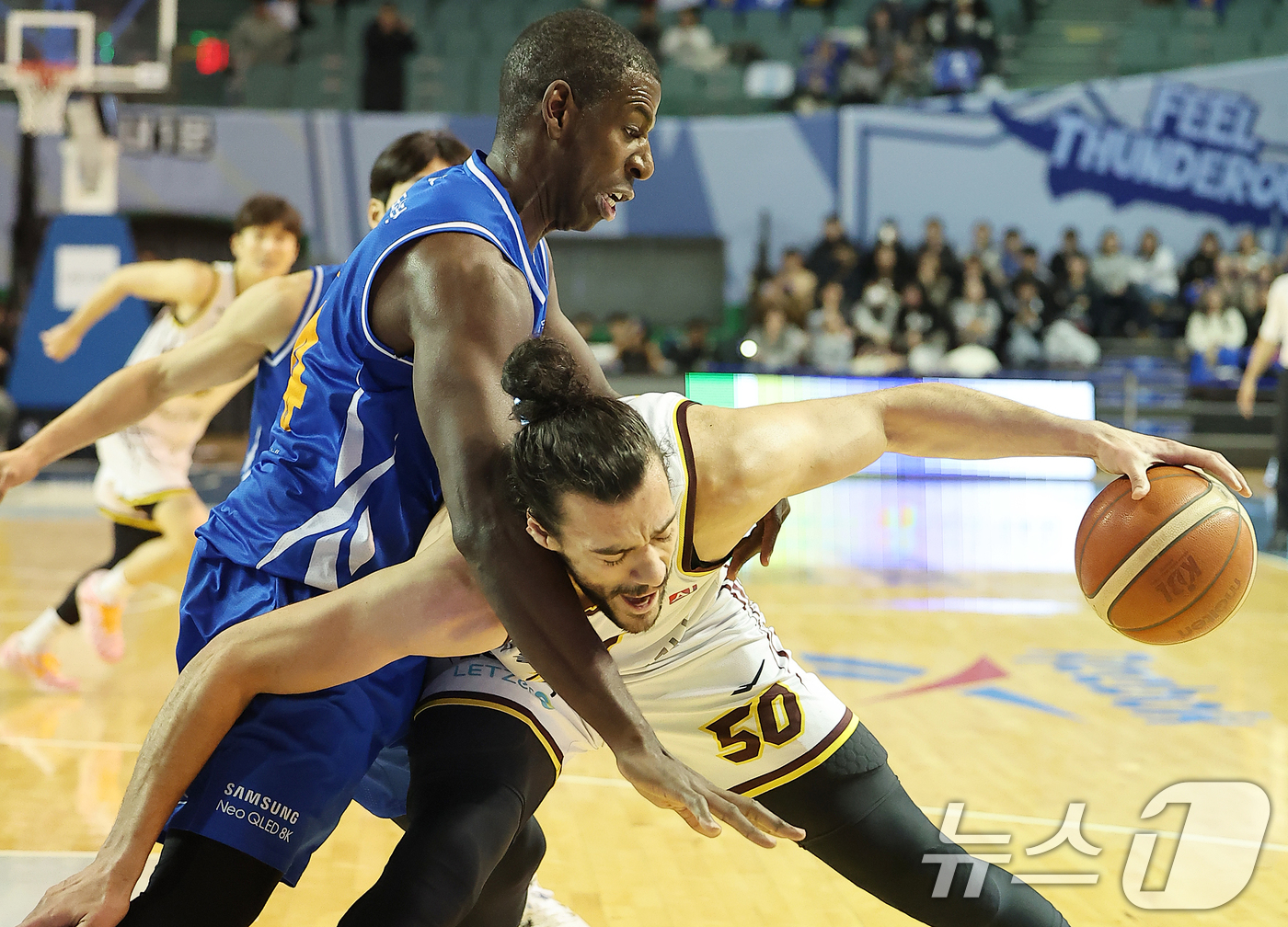 (서울=뉴스1) 김진환 기자 = 2일 오후 서울 송파구 잠실 잠실실내체육관에서 열린 2025-2026 LG전자 프로농구 정규리그 서울 삼성 썬더스와 창원 LG 세이커스의 경기, 1 …