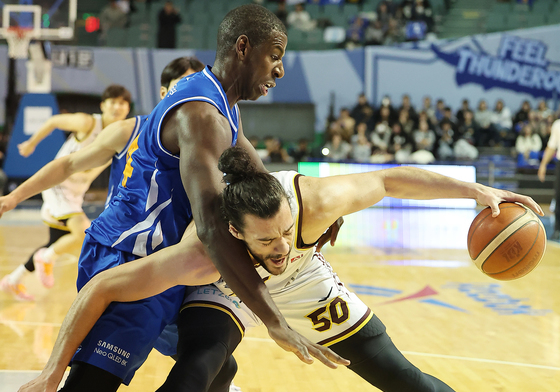 니콜슨·마레이, 치열한 몸싸움