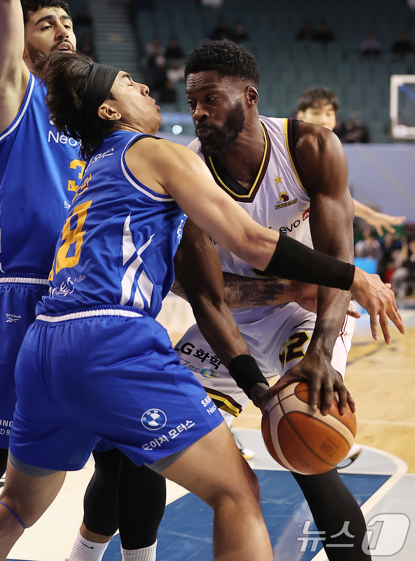 (서울=뉴스1) 김진환 기자 = 2일 오후 서울 송파구 잠실 잠실실내체육관에서 열린 2025-2026 LG전자 프로농구 정규리그 서울 삼성 썬더스와 창원 LG 세이커스의 경기, 1 …