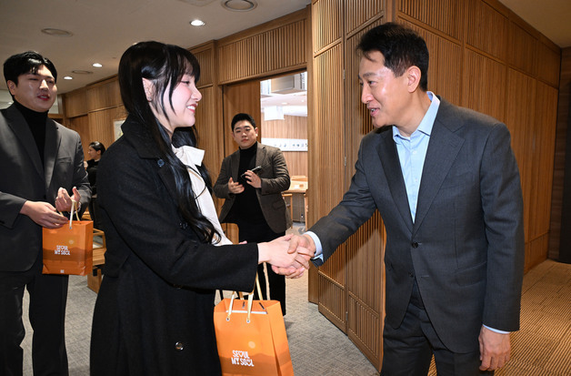 [동정]오세훈, '서울콘' 인플루언서 만나 "서울 매력 알려줘 감사"