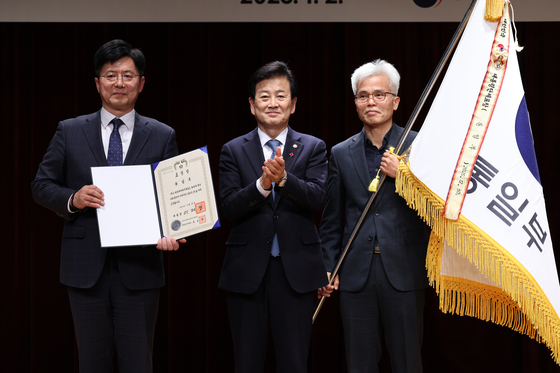 기념촬영하는 정동영 장관