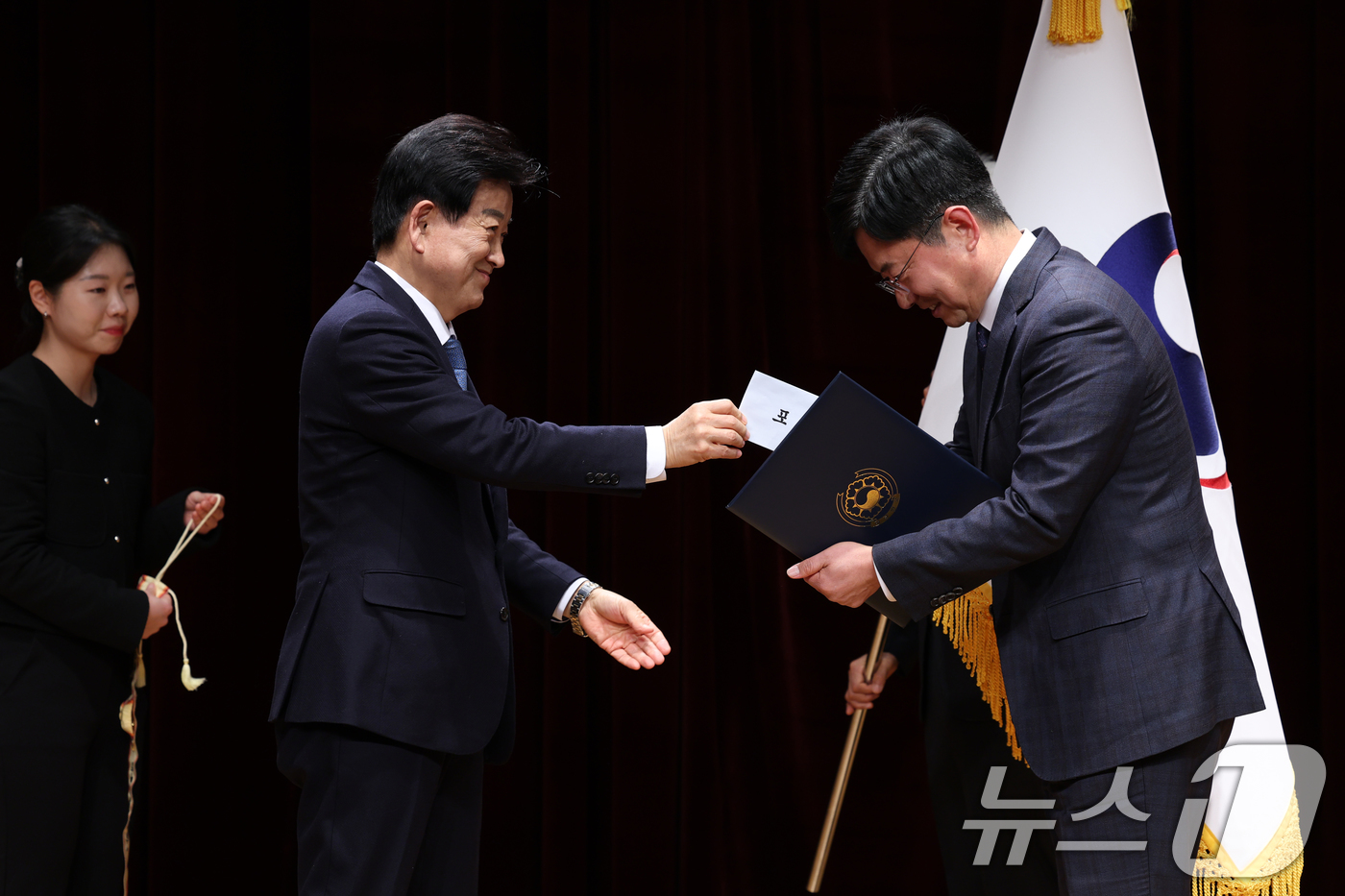 (서울=뉴스1) 이호윤 기자 = 정동영 통일부 장관이 2일 서울 종로구 정부서울청사 별관에서 열린 2026년 통일부 시무식에서 2025년 을지연습 유공 정부포상 대통령 단체표창을 …