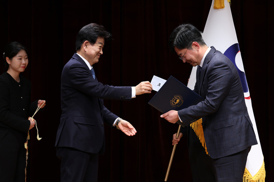 대통령 단체표창 대리 수여하는 정동영 통일부 장관