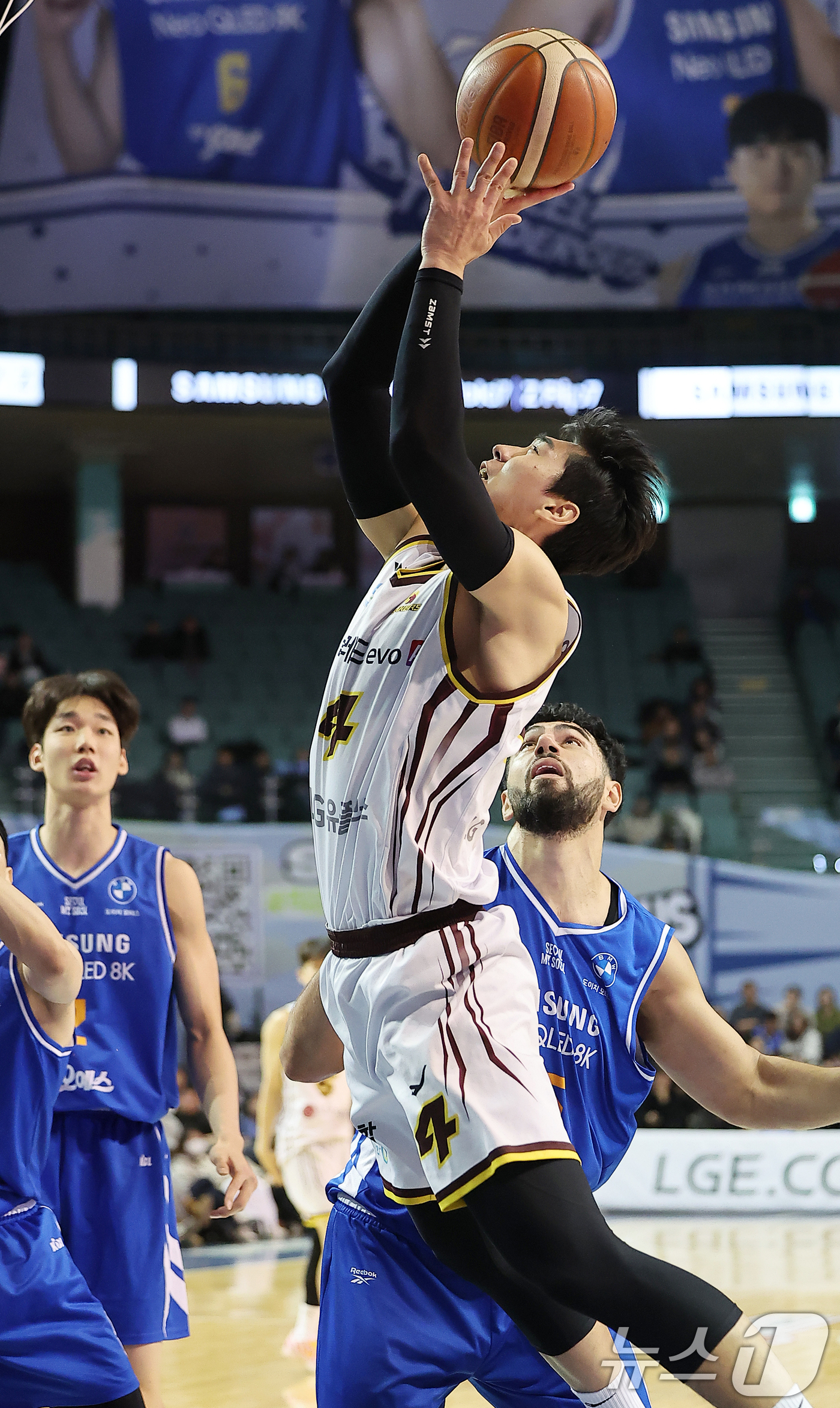 (서울=뉴스1) 김진환 기자 = 2일 오후 서울 송파구 잠실 잠실실내체육관에서 열린 2025-2026 LG전자 프로농구 정규리그 서울 삼성 썬더스와 창원 LG 세이커스의 경기, 2 …