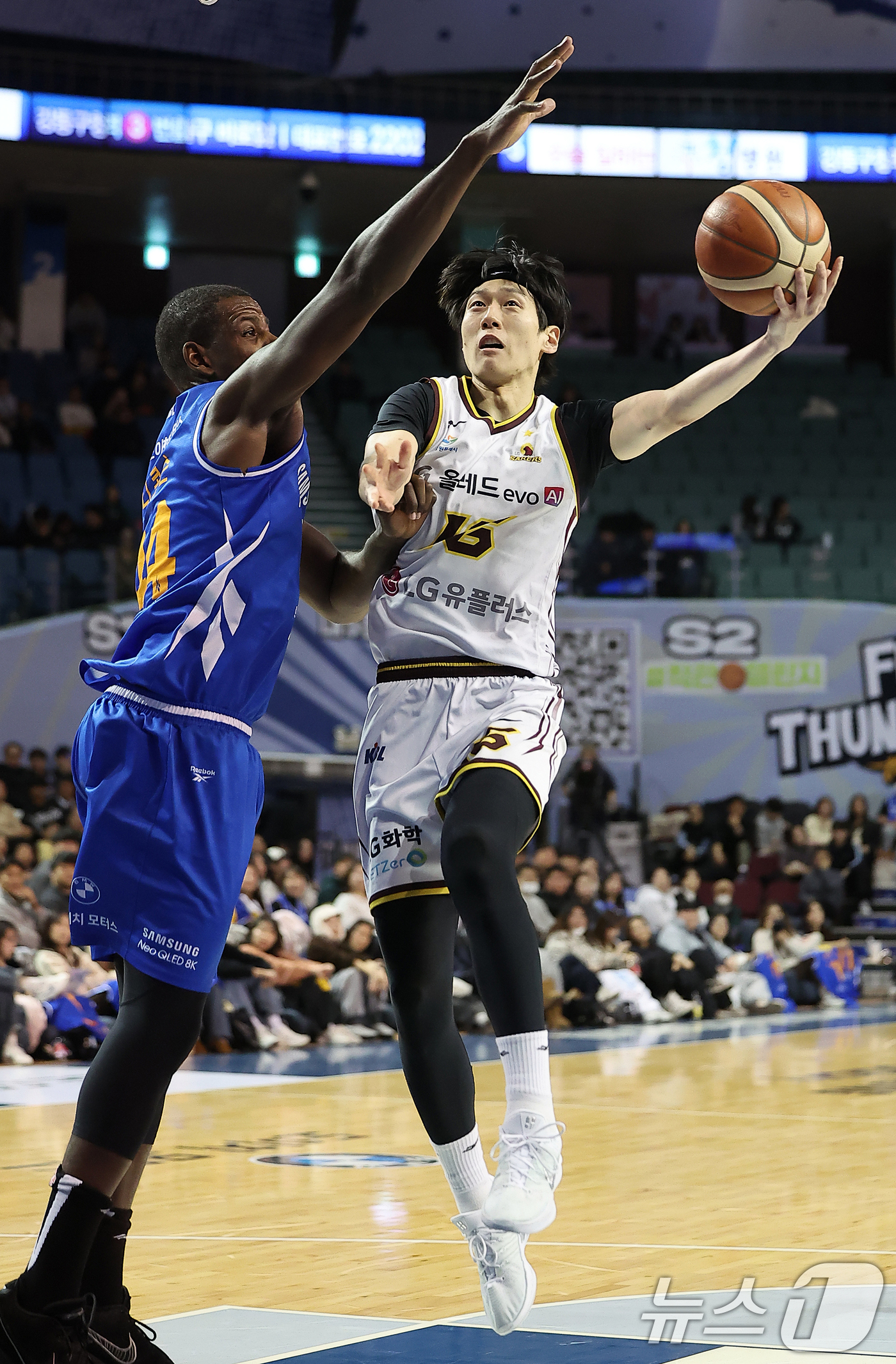 (서울=뉴스1) 김진환 기자 = 2일 오후 서울 송파구 잠실 잠실실내체육관에서 열린 2025-2026 LG전자 프로농구 정규리그 서울 삼성 썬더스와 창원 LG 세이커스의 경기, 2 …