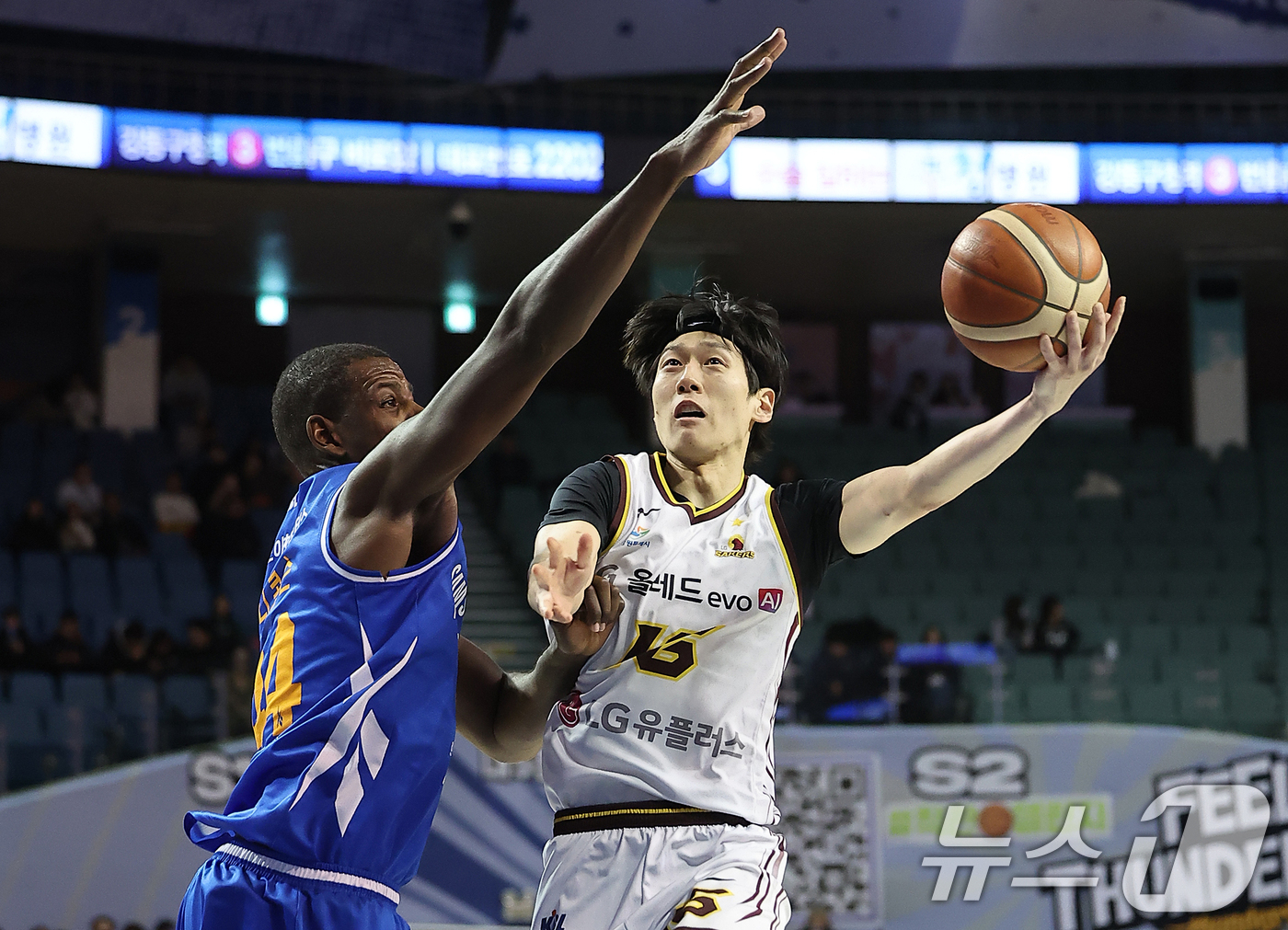 (서울=뉴스1) 김진환 기자 = 2일 오후 서울 송파구 잠실 잠실실내체육관에서 열린 2025-2026 LG전자 프로농구 정규리그 서울 삼성 썬더스와 창원 LG 세이커스의 경기, 2 …