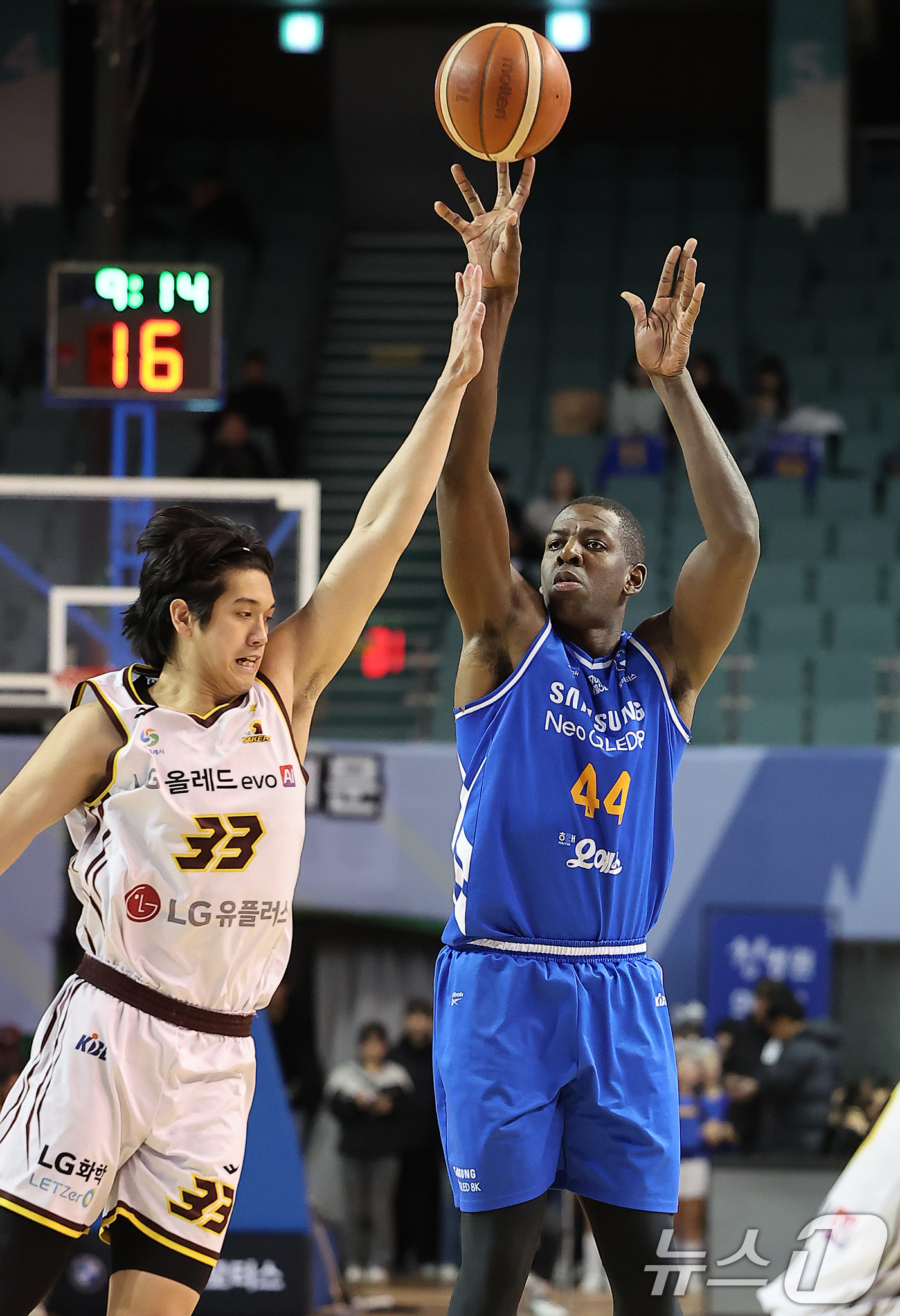 (서울=뉴스1) 김진환 기자 = 2일 오후 서울 송파구 잠실 잠실실내체육관에서 열린 2025-2026 LG전자 프로농구 정규리그 서울 삼성 썬더스와 창원 LG 세이커스의 경기, 3 …