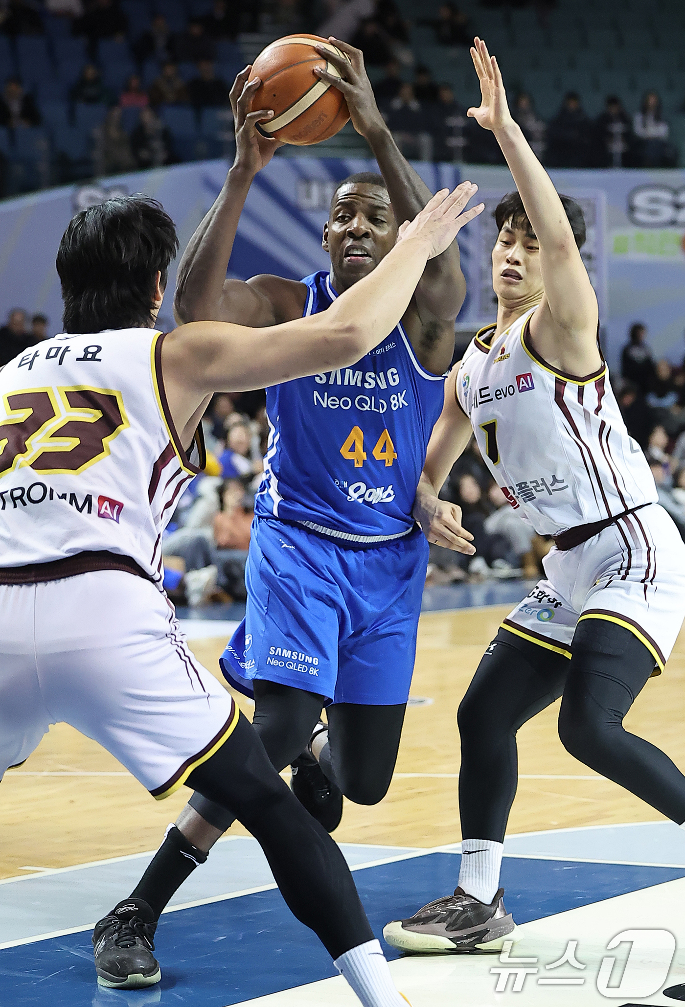 (서울=뉴스1) 김진환 기자 = 2일 오후 서울 송파구 잠실 잠실실내체육관에서 열린 2025-2026 LG전자 프로농구 정규리그 서울 삼성 썬더스와 창원 LG 세이커스의 경기, 3 …