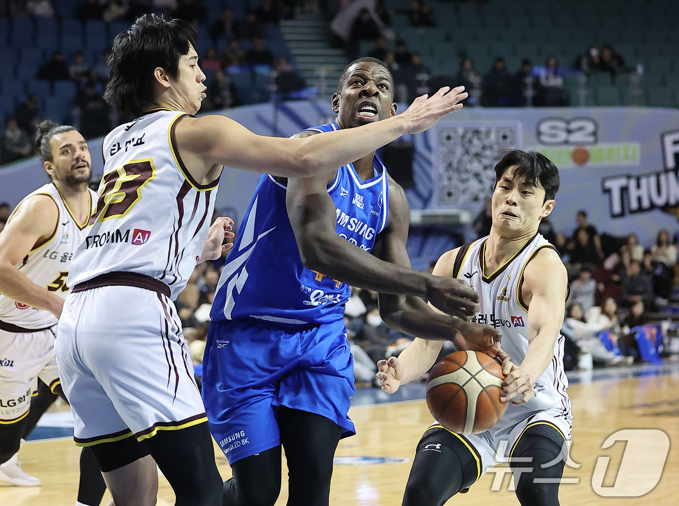 (서울=뉴스1) 김진환 기자 = 2일 오후 서울 송파구 잠실 잠실실내체육관에서 열린 2025-2026 LG전자 프로농구 정규리그 서울 삼성 썬더스와 창원 LG 세이커스의 경기, 3 …