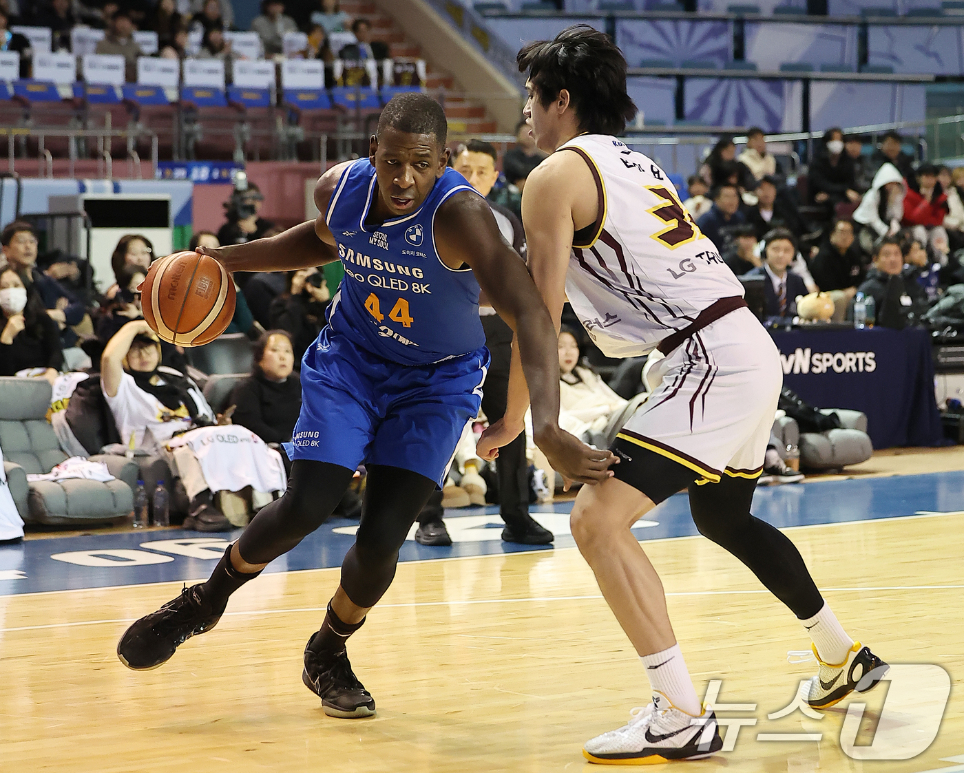 (서울=뉴스1) 김진환 기자 = 2일 오후 서울 송파구 잠실 잠실실내체육관에서 열린 2025-2026 LG전자 프로농구 정규리그 서울 삼성 썬더스와 창원 LG 세이커스의 경기, 3 …