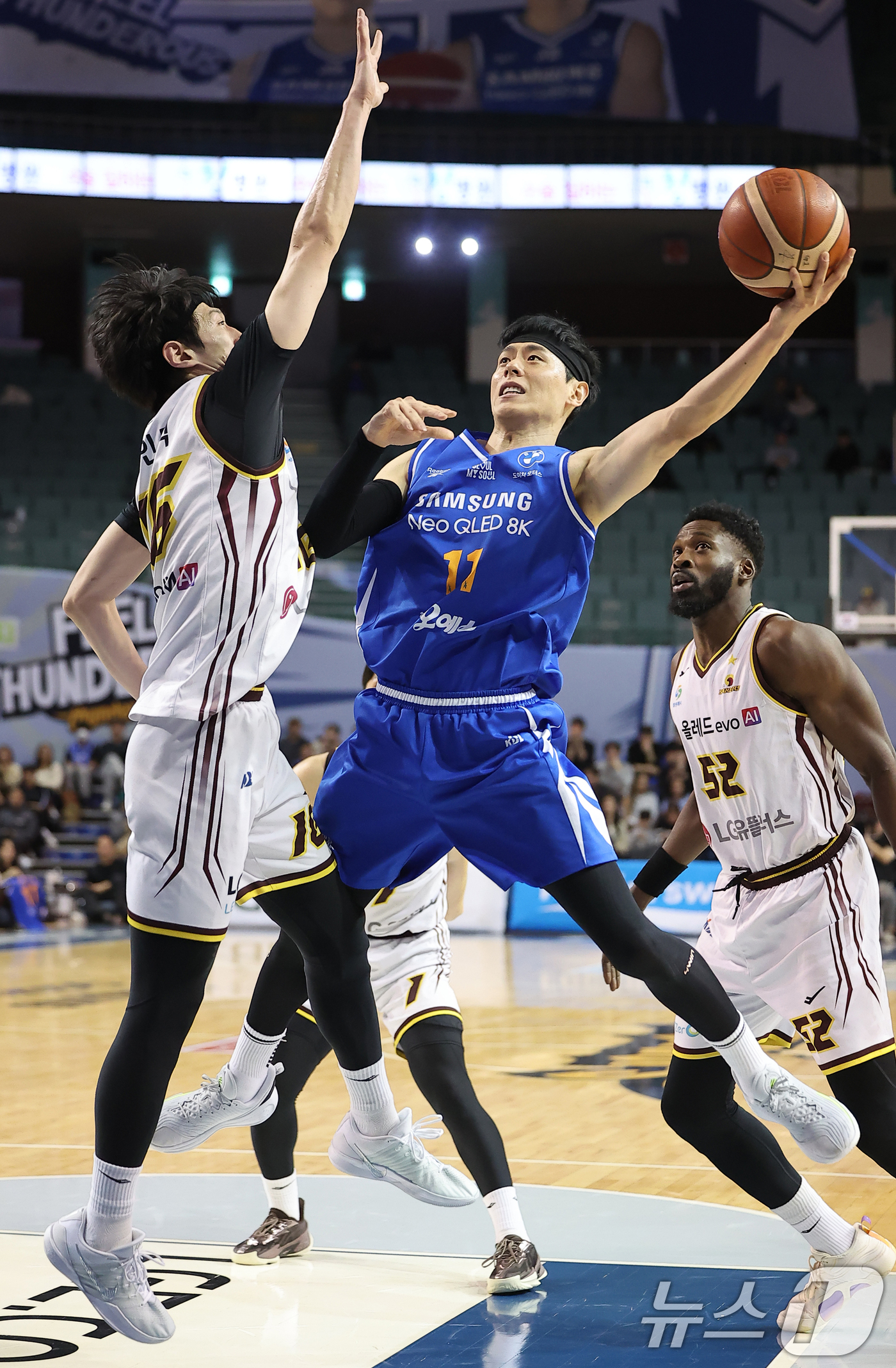 (서울=뉴스1) 김진환 기자 = 2일 오후 서울 송파구 잠실 잠실실내체육관에서 열린 2025-2026 LG전자 프로농구 정규리그 서울 삼성 썬더스와 창원 LG 세이커스의 경기, 3 …