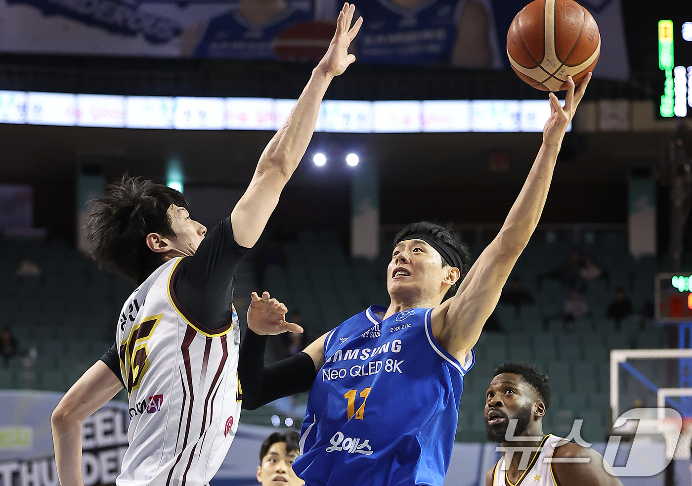 (서울=뉴스1) 김진환 기자 = 2일 오후 서울 송파구 잠실 잠실실내체육관에서 열린 2025-2026 LG전자 프로농구 정규리그 서울 삼성 썬더스와 창원 LG 세이커스의 경기, 3 …