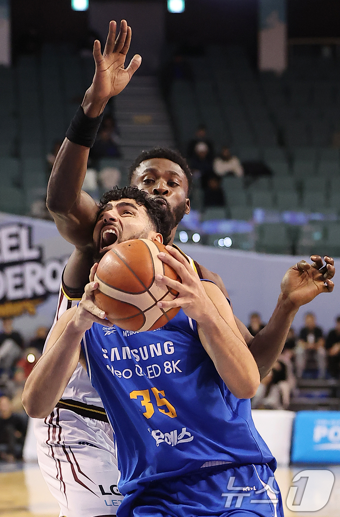 (서울=뉴스1) 김진환 기자 = 2일 오후 서울 송파구 잠실 잠실실내체육관에서 열린 2025-2026 LG전자 프로농구 정규리그 서울 삼성 썬더스와 창원 LG 세이커스의 경기, 3 …