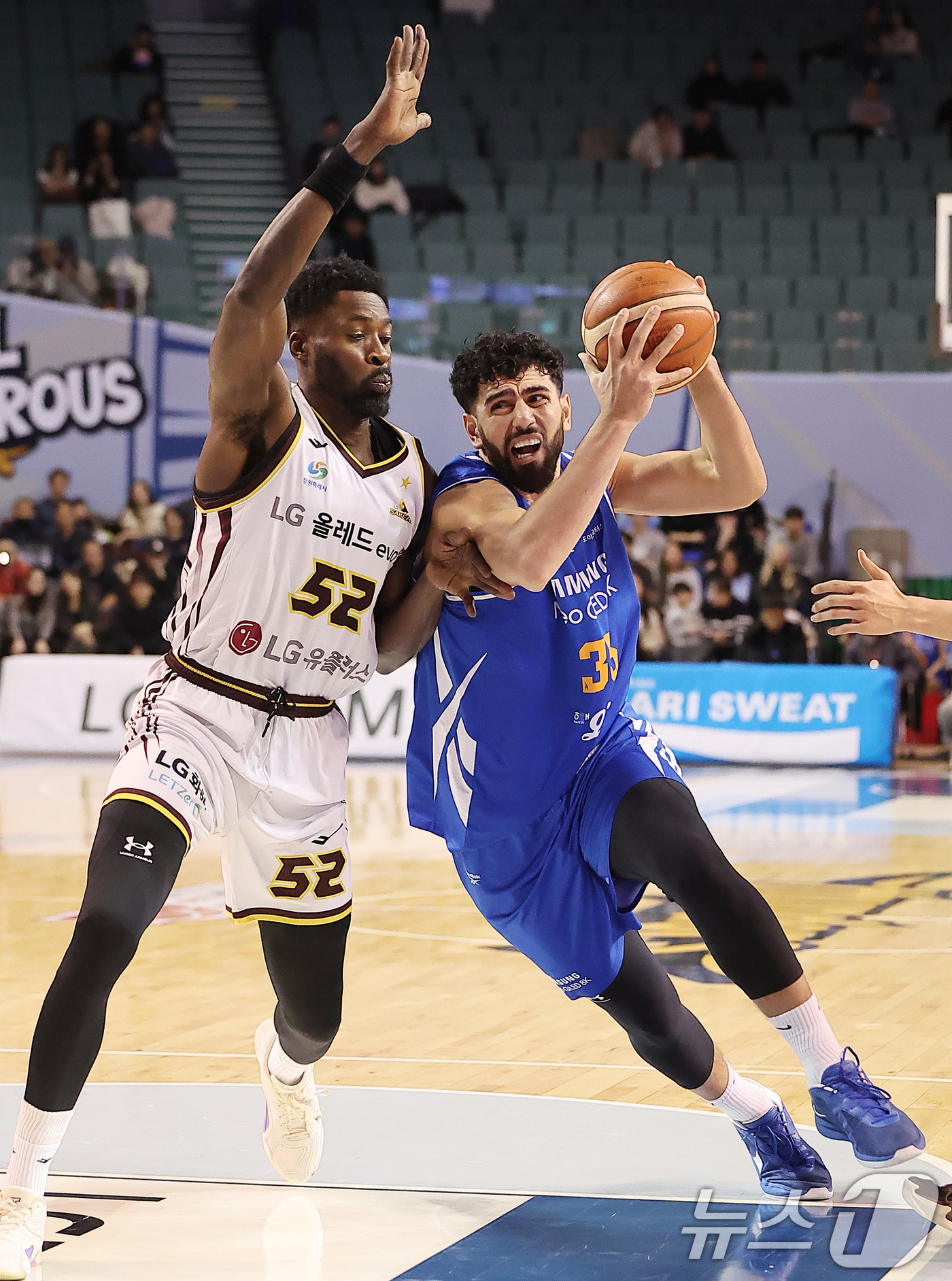 (서울=뉴스1) 김진환 기자 = 2일 오후 서울 송파구 잠실 잠실실내체육관에서 열린 2025-2026 LG전자 프로농구 정규리그 서울 삼성 썬더스와 창원 LG 세이커스의 경기, 3 …