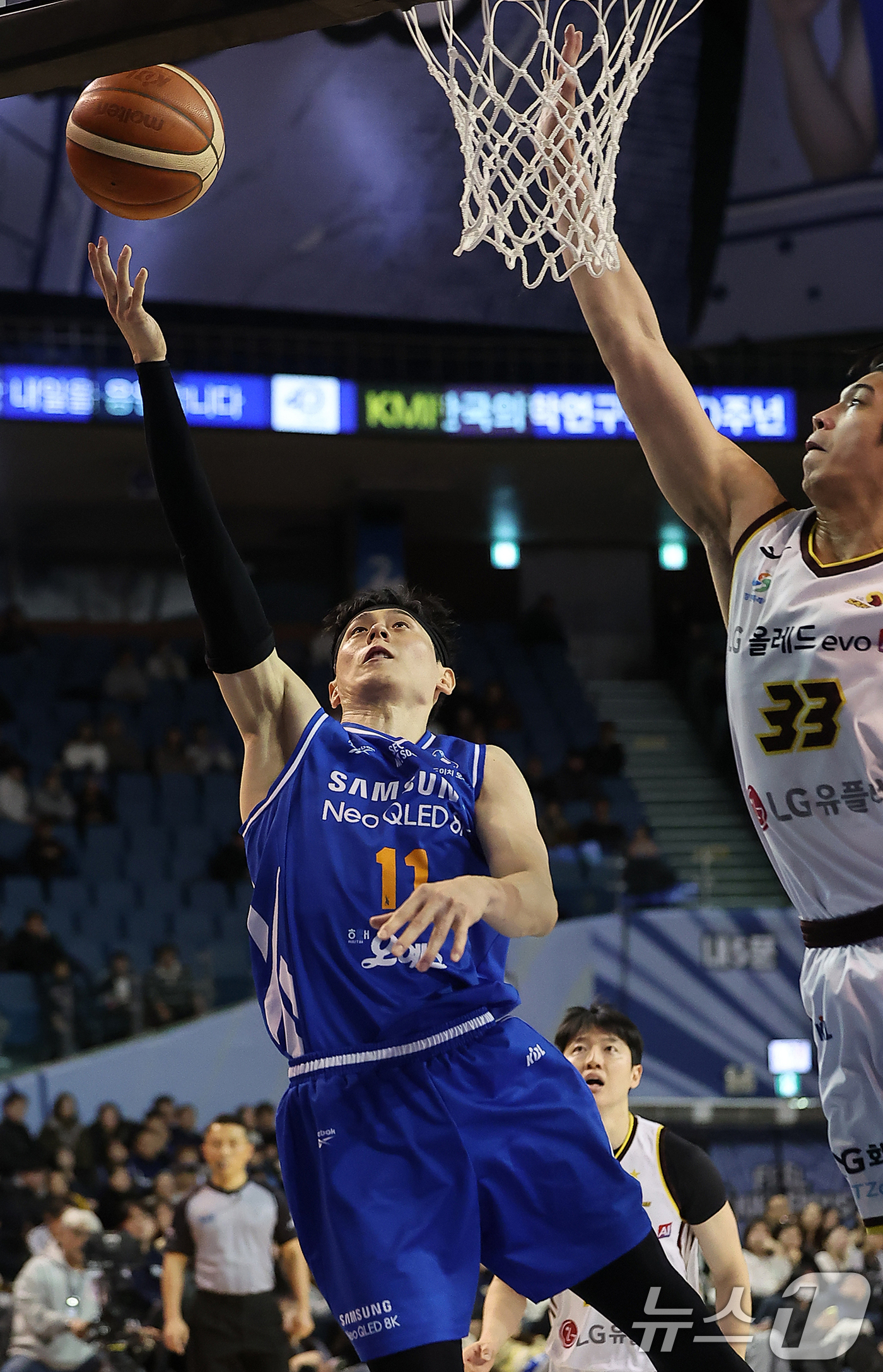 (서울=뉴스1) 김진환 기자 = 2일 오후 서울 송파구 잠실 잠실실내체육관에서 열린 2025-2026 LG전자 프로농구 정규리그 서울 삼성 썬더스와 창원 LG 세이커스의 경기, 4 …