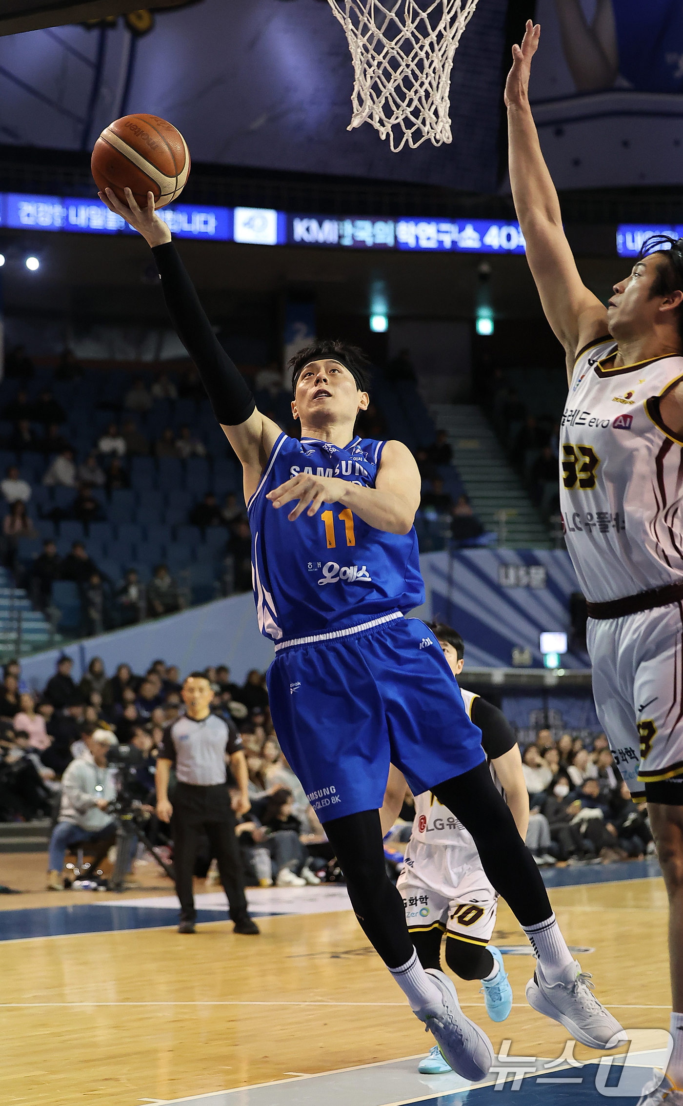 (서울=뉴스1) 김진환 기자 = 2일 오후 서울 송파구 잠실 잠실실내체육관에서 열린 2025-2026 LG전자 프로농구 정규리그 서울 삼성 썬더스와 창원 LG 세이커스의 경기, 4 …