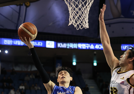 레이업 슛하는 이관희