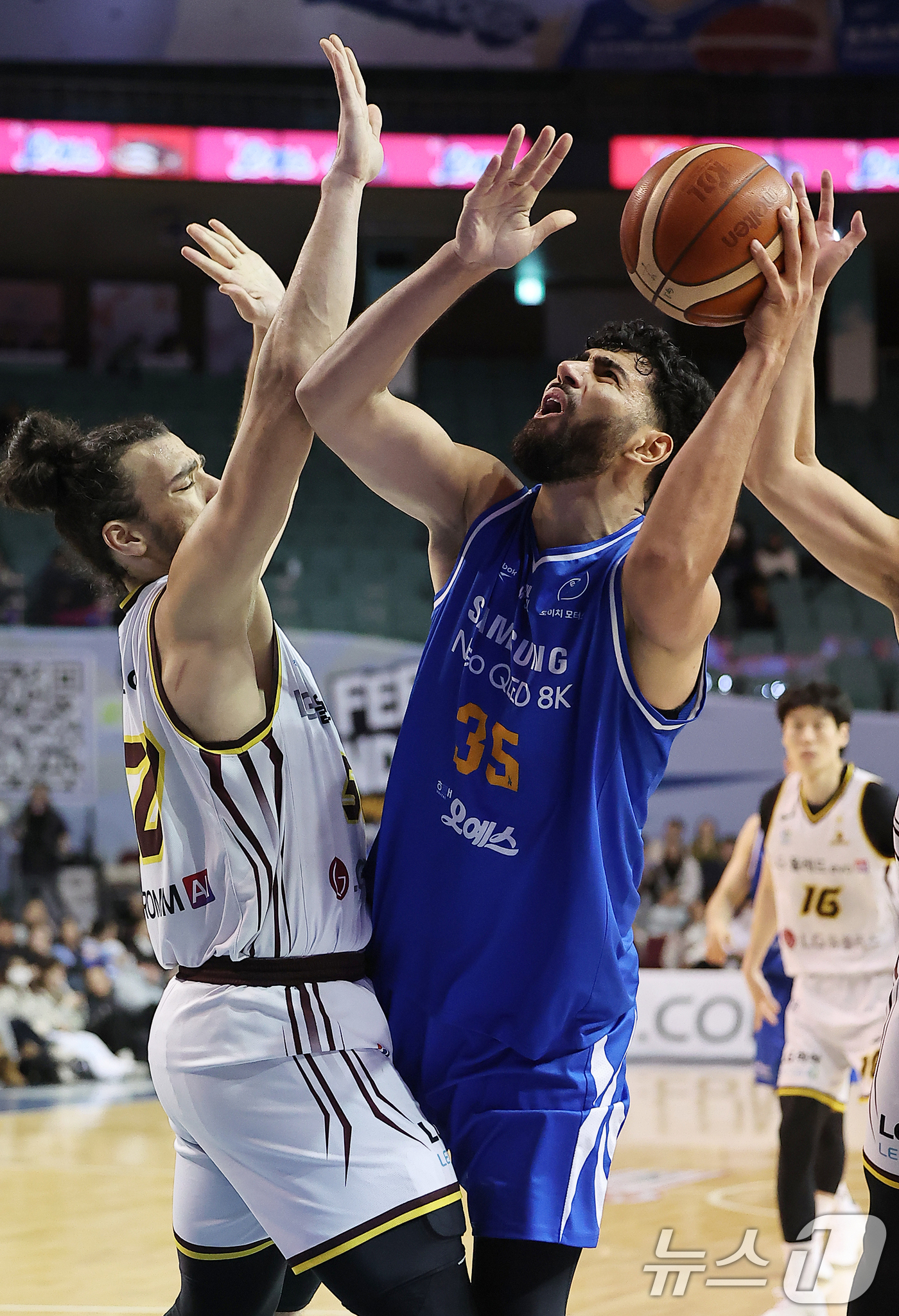 (서울=뉴스1) 김진환 기자 = 2일 오후 서울 송파구 잠실 잠실실내체육관에서 열린 2025-2026 LG전자 프로농구 정규리그 서울 삼성 썬더스와 창원 LG 세이커스의 경기, 4 …