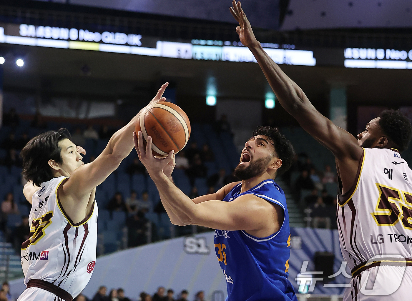 (서울=뉴스1) 김진환 기자 = 2일 오후 서울 송파구 잠실 잠실실내체육관에서 열린 2025-2026 LG전자 프로농구 정규리그 서울 삼성 썬더스와 창원 LG 세이커스의 경기, 4 …