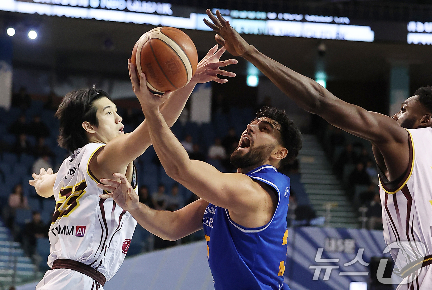 (서울=뉴스1) 김진환 기자 = 2일 오후 서울 송파구 잠실 잠실실내체육관에서 열린 2025-2026 LG전자 프로농구 정규리그 서울 삼성 썬더스와 창원 LG 세이커스의 경기, 4 …