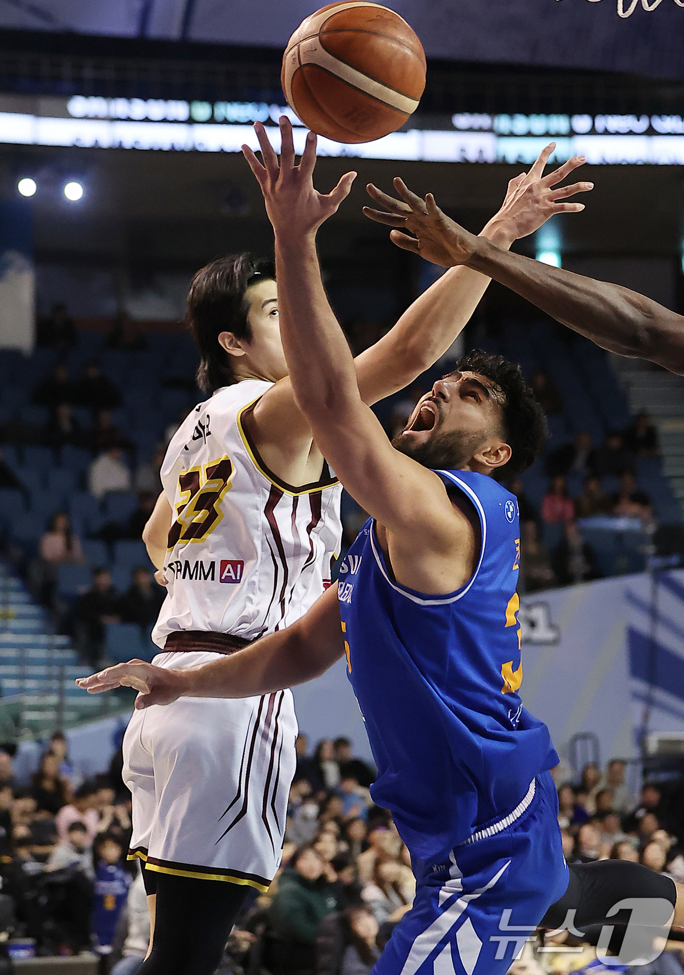 (서울=뉴스1) 김진환 기자 = 2일 오후 서울 송파구 잠실 잠실실내체육관에서 열린 2025-2026 LG전자 프로농구 정규리그 서울 삼성 썬더스와 창원 LG 세이커스의 경기, 4 …