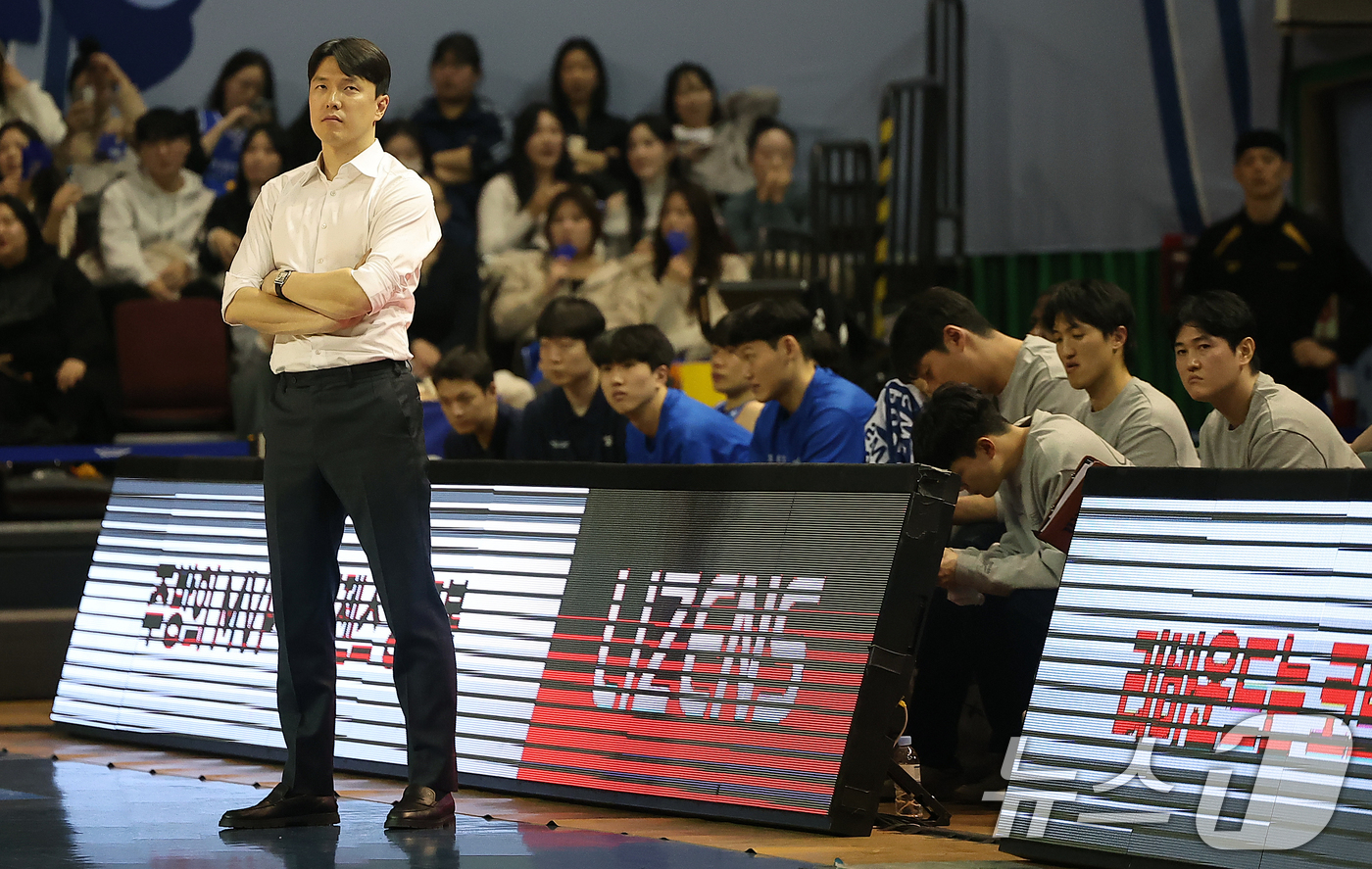 (서울=뉴스1) 김진환 기자 = 2일 오후 서울 송파구 잠실 잠실실내체육관에서 열린 2025-2026 LG전자 프로농구 정규리그 서울 삼성 썬더스와 창원 LG 세이커스의 경기, 서 …