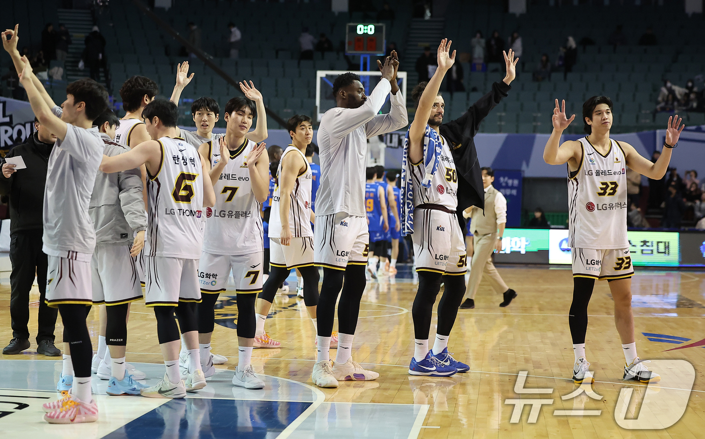 (서울=뉴스1) 김진환 기자 = 2일 오후 서울 송파구 잠실 잠실실내체육관에서 열린 2025-2026 LG전자 프로농구 정규리그 서울 삼성 썬더스와 창원 LG 세이커스의 경기, 8 …