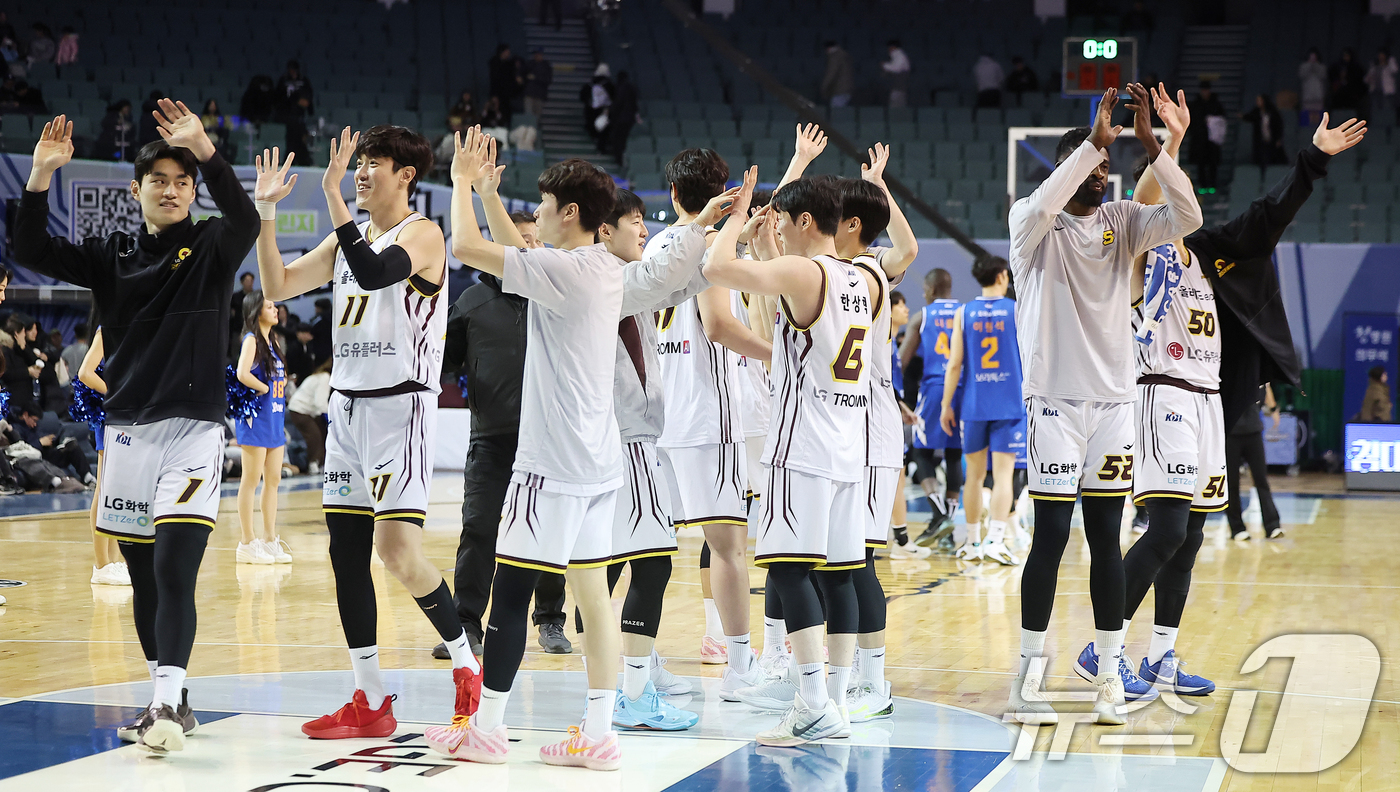 (서울=뉴스1) 김진환 기자 = 2일 오후 서울 송파구 잠실 잠실실내체육관에서 열린 2025-2026 LG전자 프로농구 정규리그 서울 삼성 썬더스와 창원 LG 세이커스의 경기, 8 …