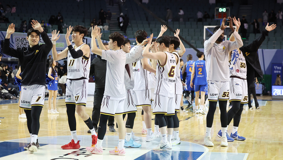 창원 LG, 수비 농구로 선두 수성