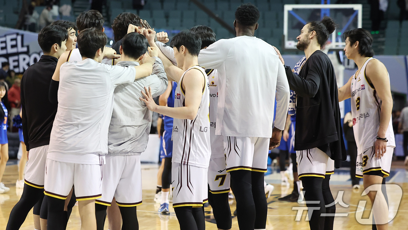 (서울=뉴스1) 김진환 기자 = 2일 오후 서울 송파구 잠실 잠실실내체육관에서 열린 2025-2026 LG전자 프로농구 정규리그 서울 삼성 썬더스와 창원 LG 세이커스의 경기, 8 …