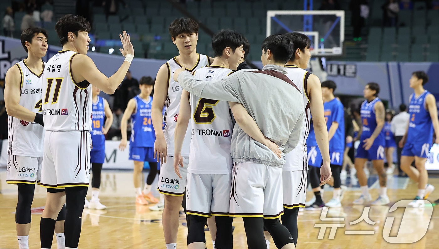 (서울=뉴스1) 김진환 기자 = 2일 오후 서울 송파구 잠실 잠실실내체육관에서 열린 2025-2026 LG전자 프로농구 정규리그 서울 삼성 썬더스와 창원 LG 세이커스의 경기, 8 …