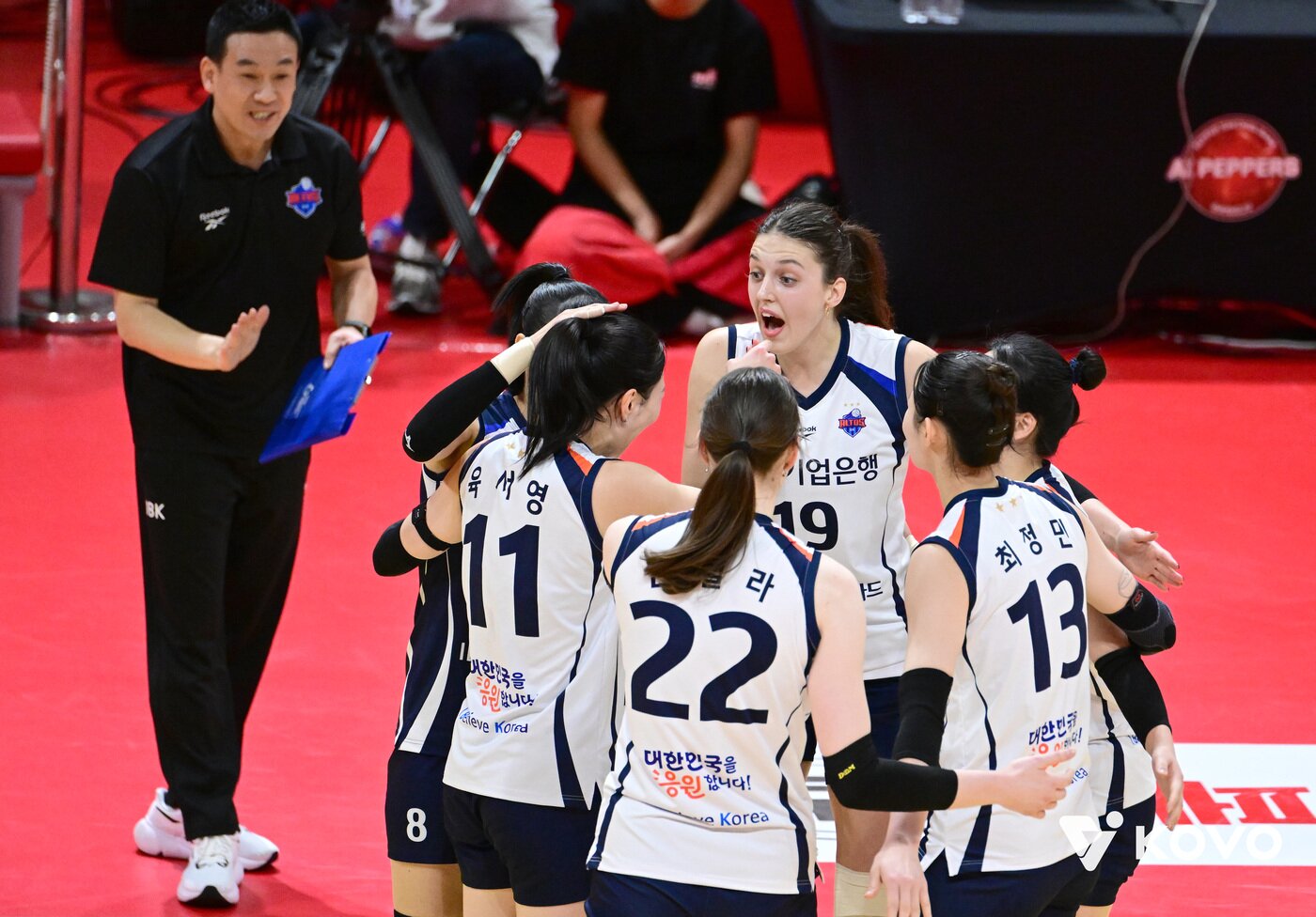 본문 이미지 -  기뻐하는 IBK기업은행 선수들(KOVO제공) 
