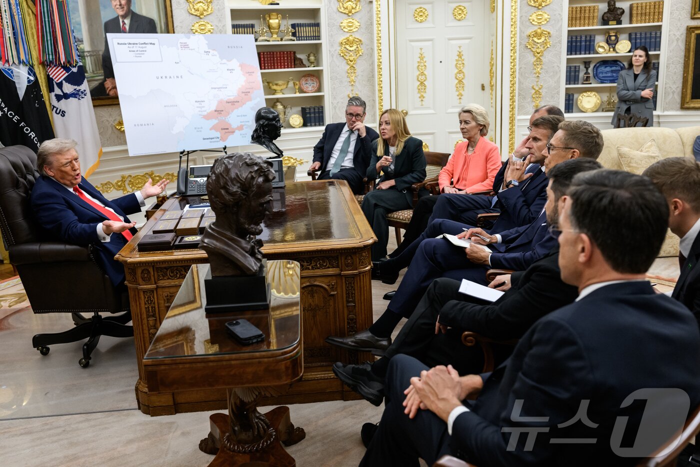 본문 이미지 - 2025년 8월 18일(현지시간) 미국 워싱턴DC 백악관 오벌오피스(미 대통령 집무실)에서 트럼프 대통령과 키어 스타머 영국 총리, 조르자 멜로니 이탈리아 총리, 우르줄라 폰 데어 라이엔 유럽연합(EU) 집행위원장, 프리드리히 메르츠 독일 총리, 에마뉘엘 마크롱 프랑스 대통령, 알렉산데르 스투브 핀란드 대통령, 볼로디미르 젤렌스키 우크라이나 대통령, 마르크 뤼터 북대서양조약긱구(NATO, 나토) 사무총장이 회담하고 있다. (백악관 공식 사진, 다니엘 토록 촬영, 재판매 및 DB금지) ⓒ News1 류정민 특파원