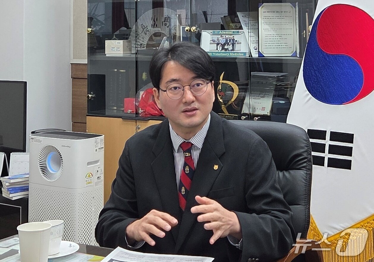 본문 이미지 - 손성일 경기도수의사회 회장 당선인이 9일 성남 수의과학회관에서 기자들과 간담회를 하고 있다. ⓒ 뉴스1