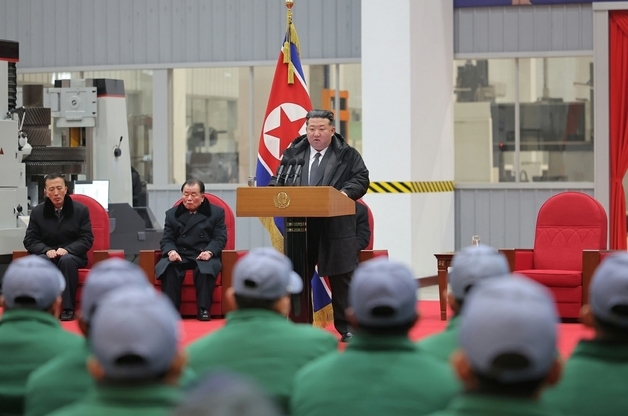 김정은, 룡성기계기업소 준공식서 내각부총리 해임…간부들 '무능' 질책