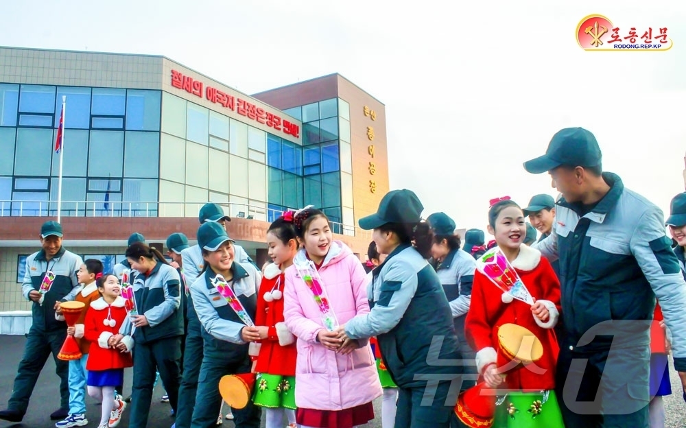 (평양 노동신문=뉴스1) = 북한 노동당 기관지 노동신문은 20일 새해 설맞이공연에 참가했던 평성초등학원 학생들이 은산종이공장에 찾아와 공연을 펼쳤다고 보도했다. [국내에서만 사용 …