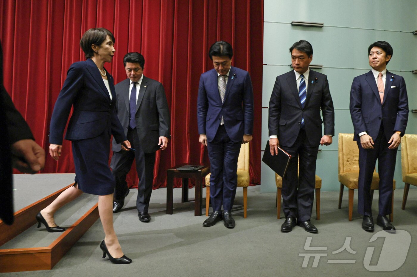 본문 이미지 - 다카이치 사나에 일본 총리가 19일 저녁 기자회견에서 중의원 해산과 조기 총선을 발표한 뒤 퇴장하고 있다. 2026.1.19 ⓒ 로이터=뉴스1 ⓒ News1 강민경 기자