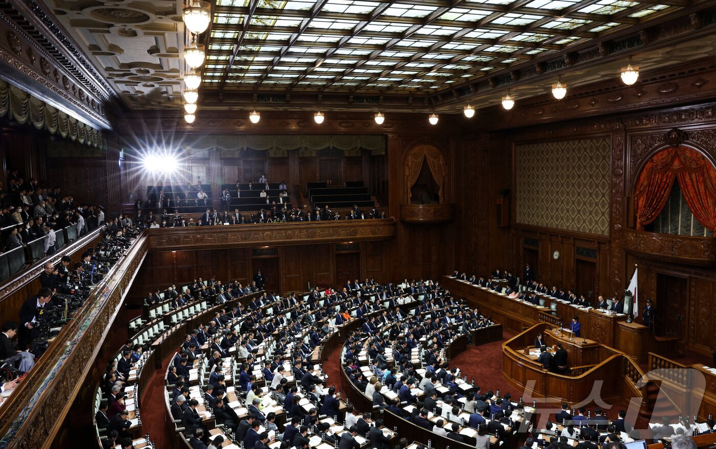 본문 이미지 - 다카이치 사나에 일본 총리가 지난해 10월 24일 의회에서 첫 정책 연설을 하고 있다. 2025.10.24 ⓒ 로이터=뉴스1 ⓒ News1 강민경 기자